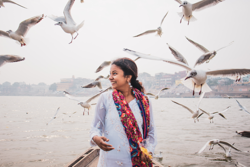 Mulher indiana com gaivotas