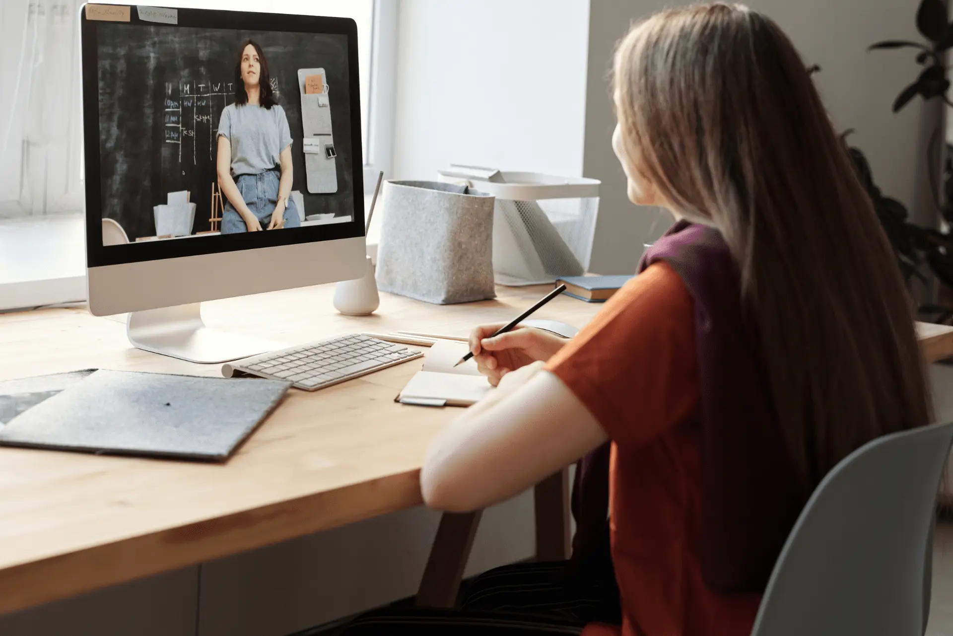 mulher assistindo vídeo no computador