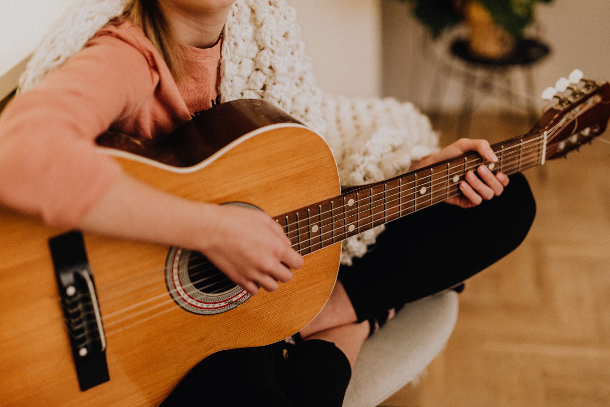 mulher tocando violão